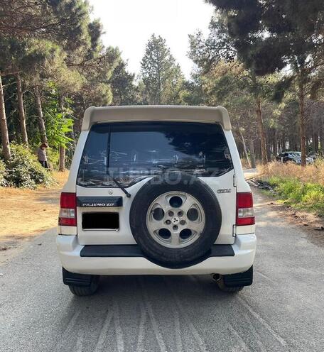 Mitsubishi Pajero io-13