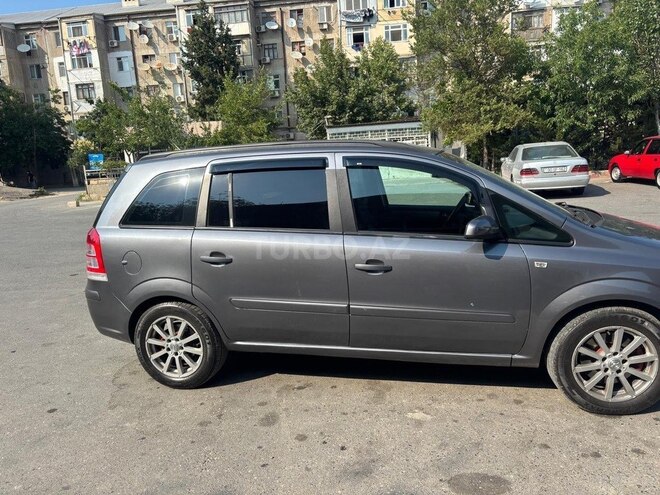 Opel Zafira-5