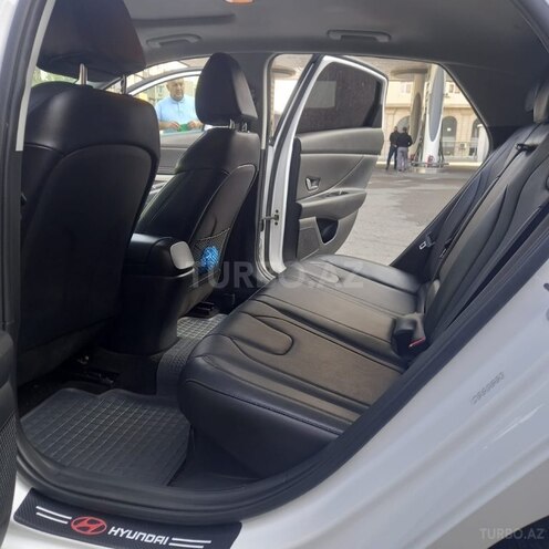 Hyundai Elantra-11