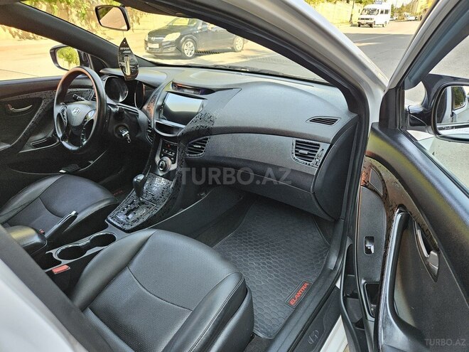 Hyundai Elantra-15