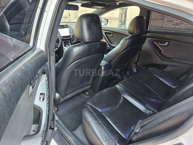Hyundai Elantra-14