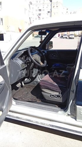 Mitsubishi Pajero-4