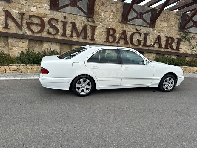 Mercedes E 220-11