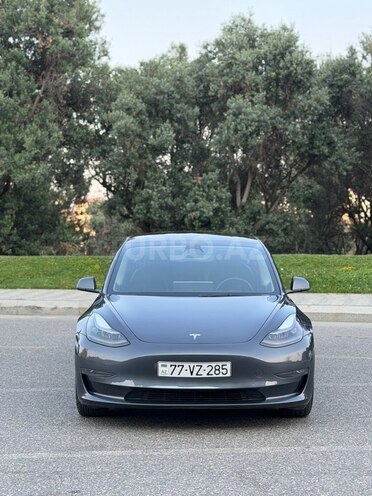 Tesla Model 3-1