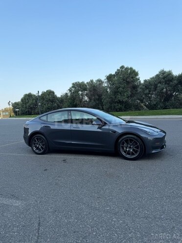 Tesla Model 3-6