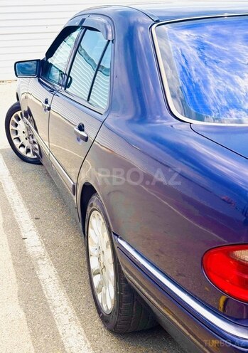 Mercedes E 200-11