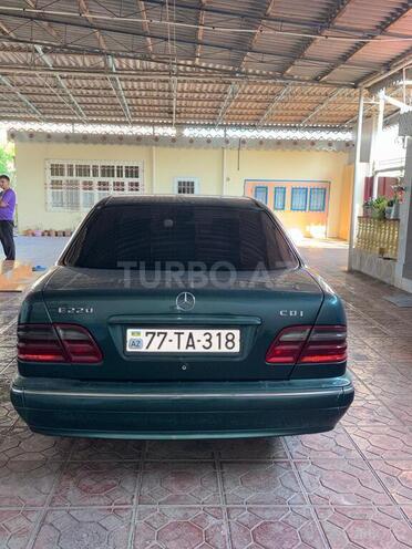 Mercedes E 220-12