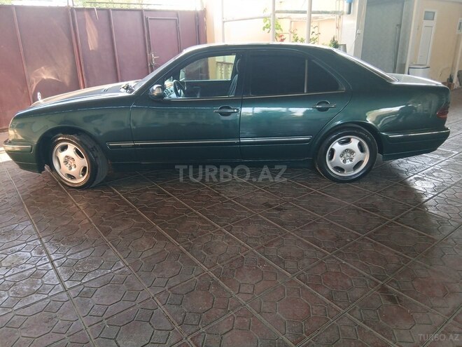 Mercedes E 220-21