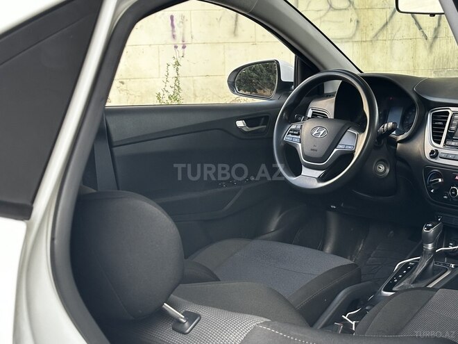 Hyundai Accent-11