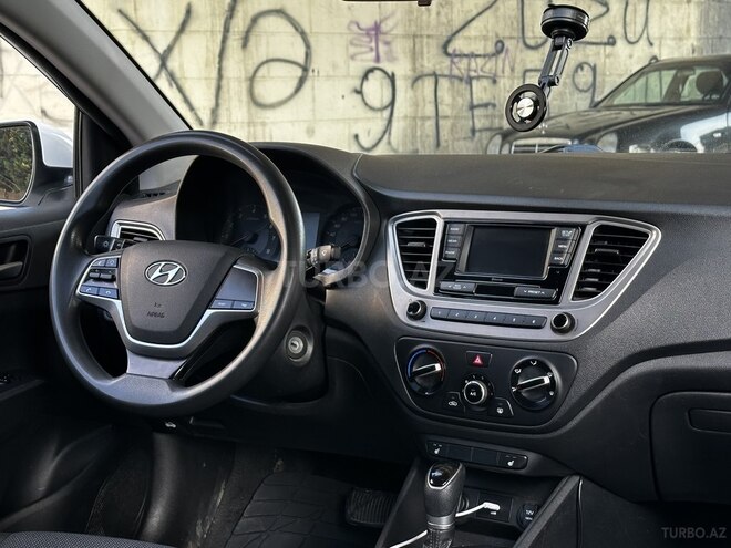 Hyundai Accent-13