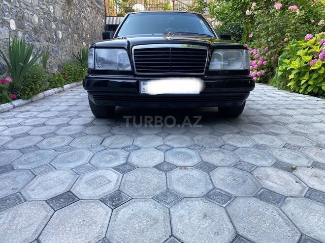 Mercedes E 220-1
