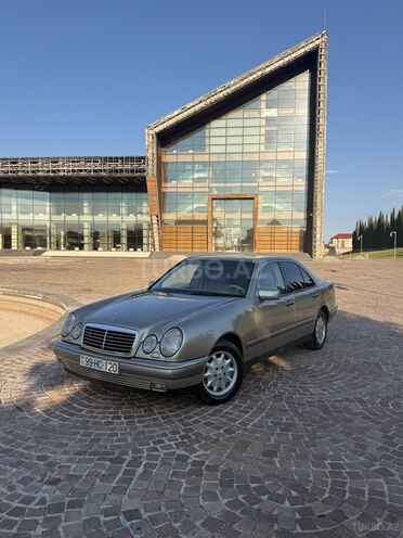 Mercedes E 220-1