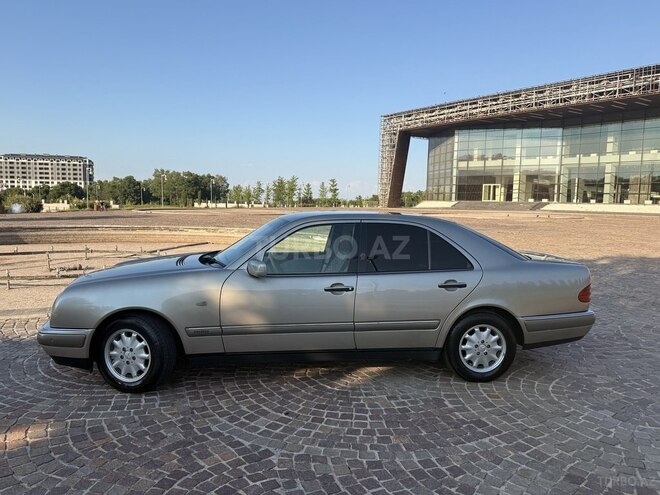 Mercedes E 220-2