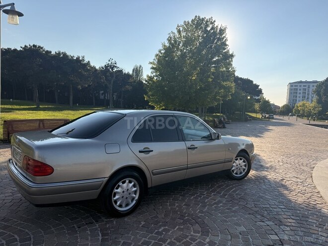 Mercedes E 220-3