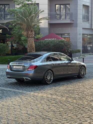 Mercedes E 220 d-4