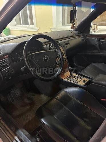 Mercedes E 200-5