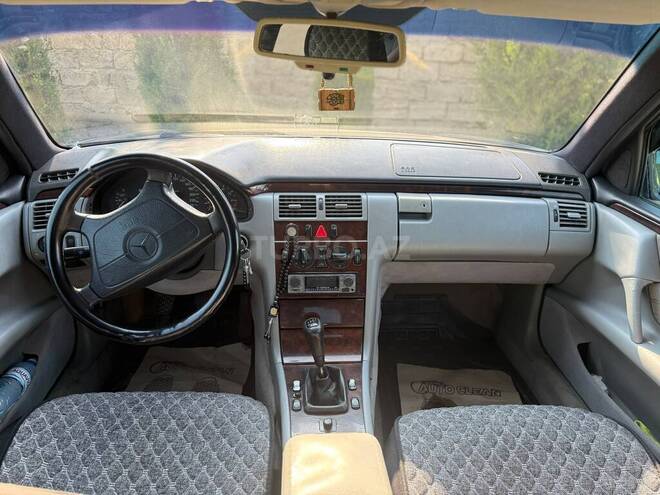 Mercedes E 200-3