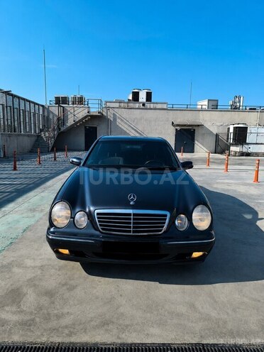 Mercedes E 270-1