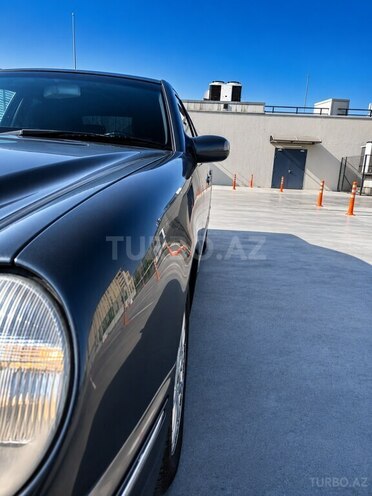 Mercedes E 270-8