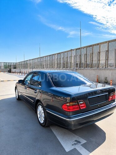 Mercedes E 270-6
