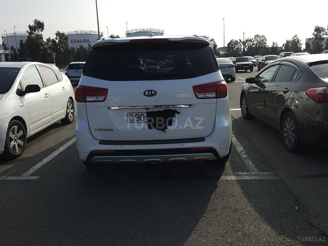 Kia Carnival-2