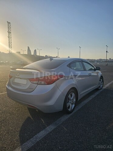 Hyundai Elantra-4