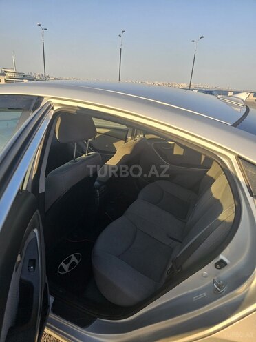 Hyundai Elantra-8
