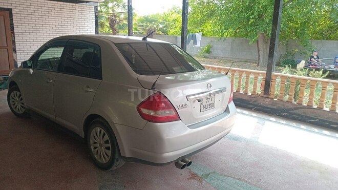 Nissan Tiida-5