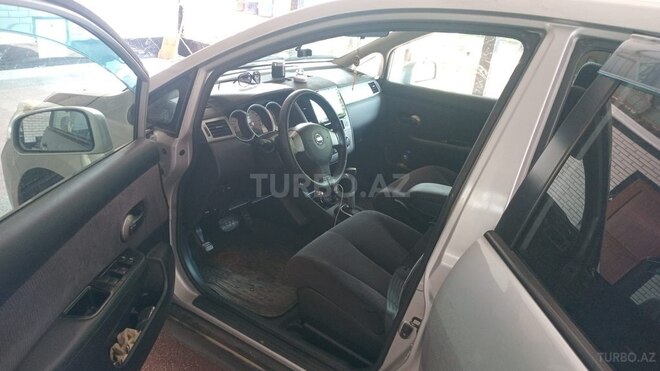 Nissan Tiida-4
