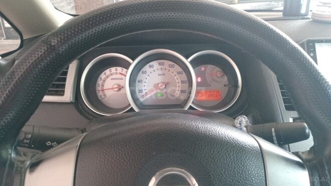 Nissan Tiida-9