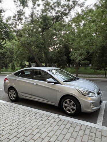 Hyundai Accent-14