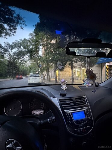 Hyundai Accent-7