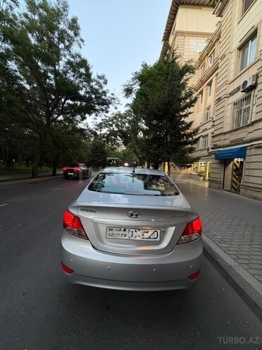 Hyundai Accent-4