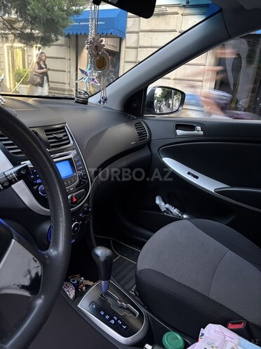 Hyundai Accent-12