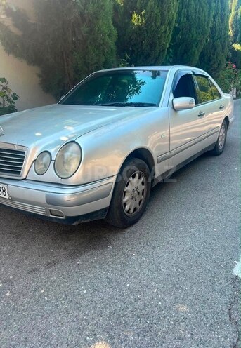 Mercedes E 280 4MATIC-3