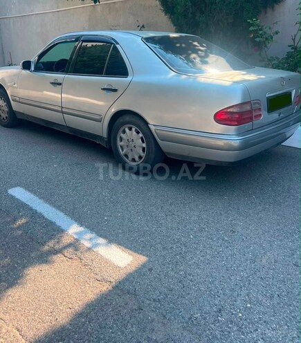 Mercedes E 280 4MATIC-4