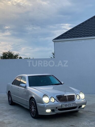 Mercedes E 270-1