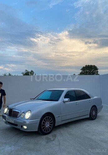 Mercedes E 270-7