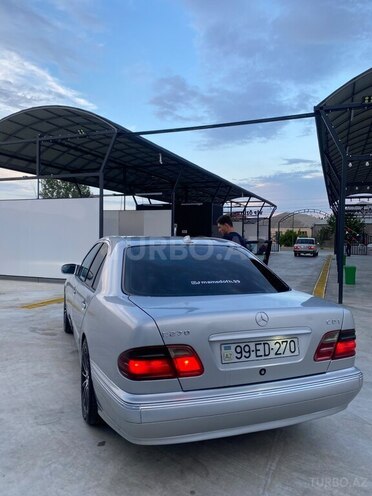 Mercedes E 270-9