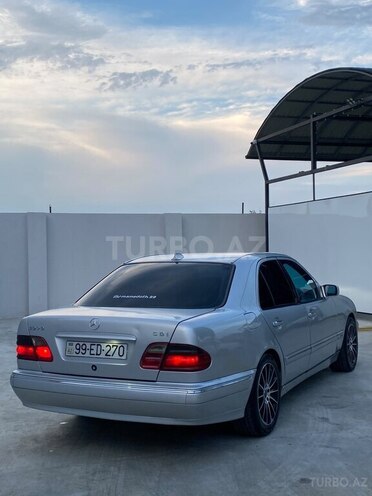 Mercedes E 270-10