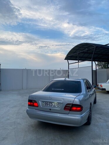 Mercedes E 270-11