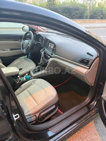Hyundai Elantra-8