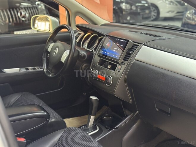 Nissan Tiida-15