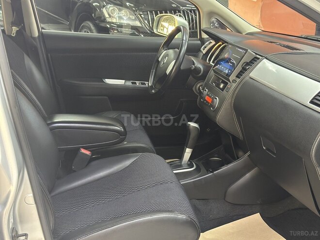 Nissan Tiida-14