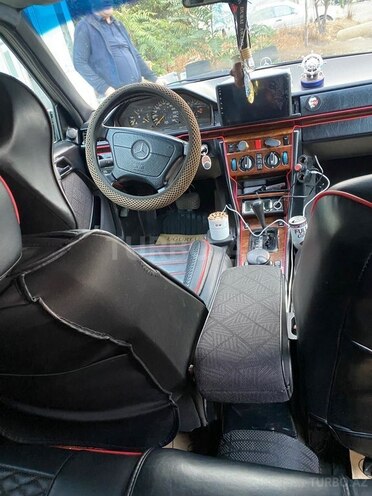 Mercedes E 280-11