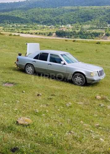 Mercedes 220 E-2