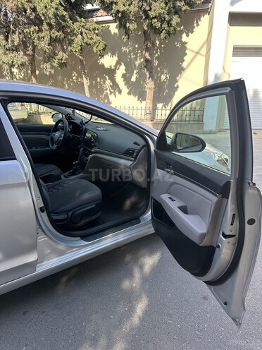 Hyundai Elantra-14