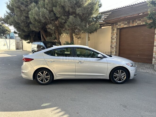 Hyundai Elantra-12