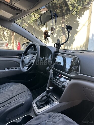 Hyundai Elantra-13