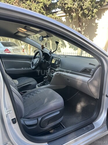 Hyundai Elantra-15